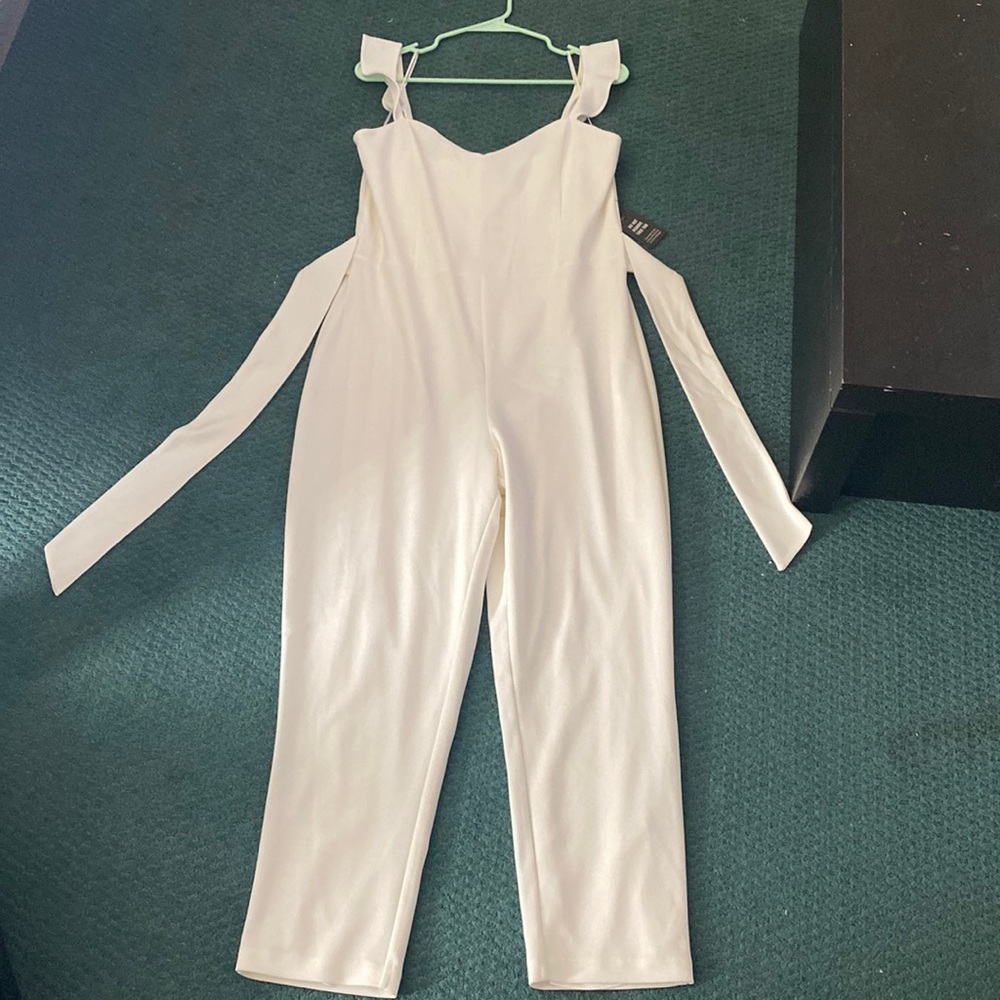 Express pant jumper with ruffled sleeves in off-white size Large, never worn